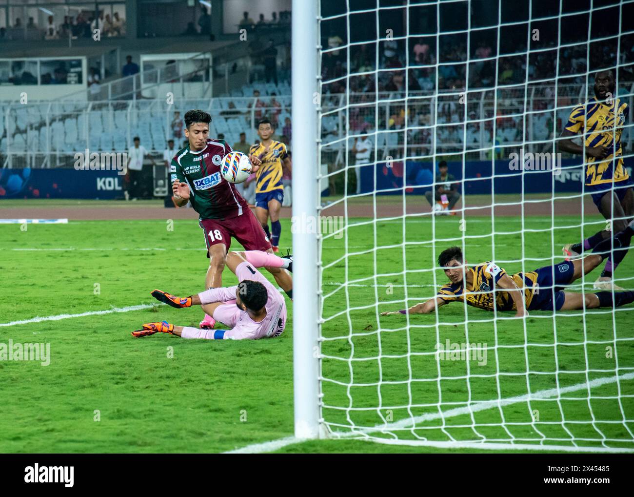 Kolkata, Inde. 29 avril 2024. Mohunbagan Super Giants (MBSG) de Kolkata bat l'Odisha FC par 2-0 pour atteindre la 1ième finale ISL le 28 avril 2024 au stade Salt Lake de Kolkata. Les buteurs sont Jasson Cummings et Sahal Abdul Samad. Le joueur de MBSG Sahal Abdul Samad en action pendant le match et son moment de célébration après avoir marqué pour son équipe. (Photo par Amlan Biswas/Pacific Press) crédit : Pacific Press Media production Corp./Alamy Live News Banque D'Images