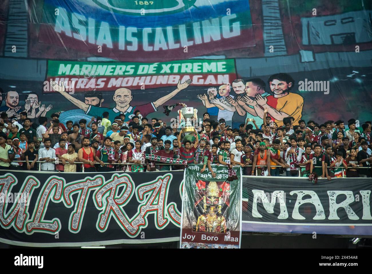 Kolkata, Inde. 29 avril 2024. Mohunbagan Super Giants (MBSG) de Kolkata bat l'Odisha FC par 2-0 pour atteindre la 1ième finale ISL le 28 avril 2024 au stade Salt Lake de Kolkata. Les buteurs sont Jasson Cummings et Sahal Abdul Samad. Jubilliant MBSG supporters pendant le match. (Photo par Amlan Biswas/Pacific Press) crédit : Pacific Press Media production Corp./Alamy Live News Banque D'Images