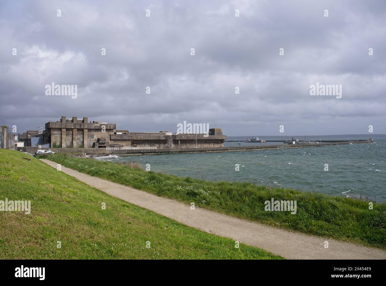 Brest, France - 6 avril 2024 : base sous-marine allemande à Lorient. C'est un stylo U-boot fortifié construit par l'Allemagne pendant la seconde Guerre mondiale. Jour de printemps. Banque D'Images