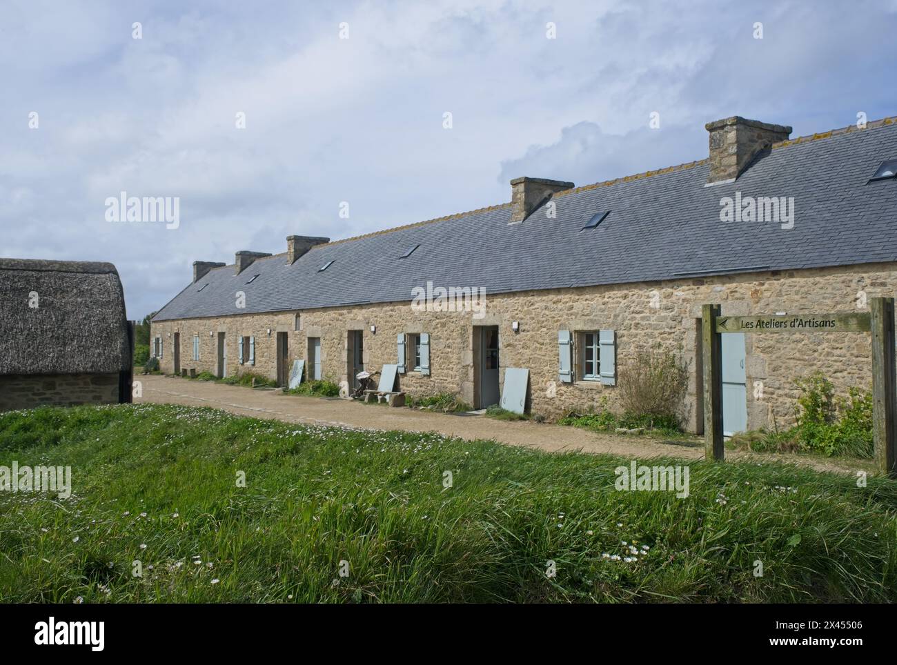 Kerlouan, France - 7 avril 2024 : Meneham village, Kerlouan, Finistère, Bretagne (Bretagne), France. Maison entre les rochers. Journée de printemps ensoleillée. Sélectiv Banque D'Images
