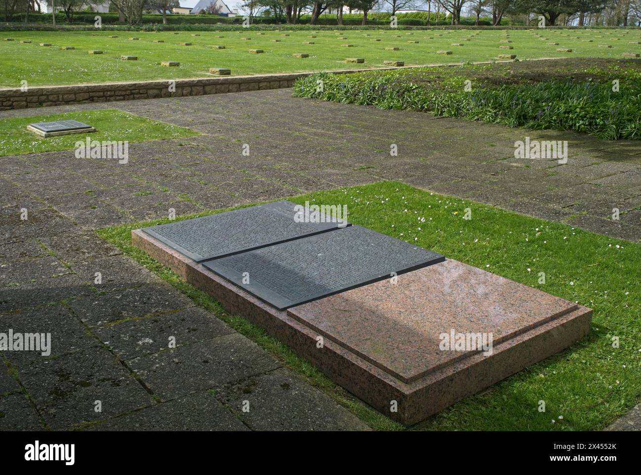 Lesneven, France - 7 avril 2024 : ce cimetière de guerre de Ploudaniel-Lesneven contient les tombes de plus de 5831 soldats qui ont été tués pendant second World Banque D'Images