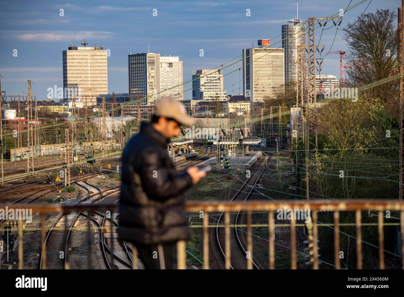 Pont routier sur les voies à l'ouest de la gare principale d'Essen, skyline du centre-ville, passer-by, NRW, Allemagne, Banque D'Images
