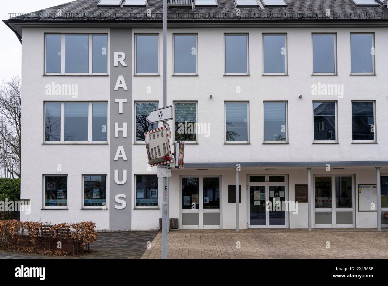 Mairie d'une petite commune, façade avec lettrage, image symbolique, Breckerfeld, NRW, Allemagne, Banque D'Images