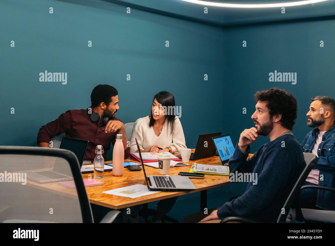 Groupe de personnes de différentes races travaillant concentré et heureux avec des ordinateurs portables dans un bureau de coworking Banque D'Images