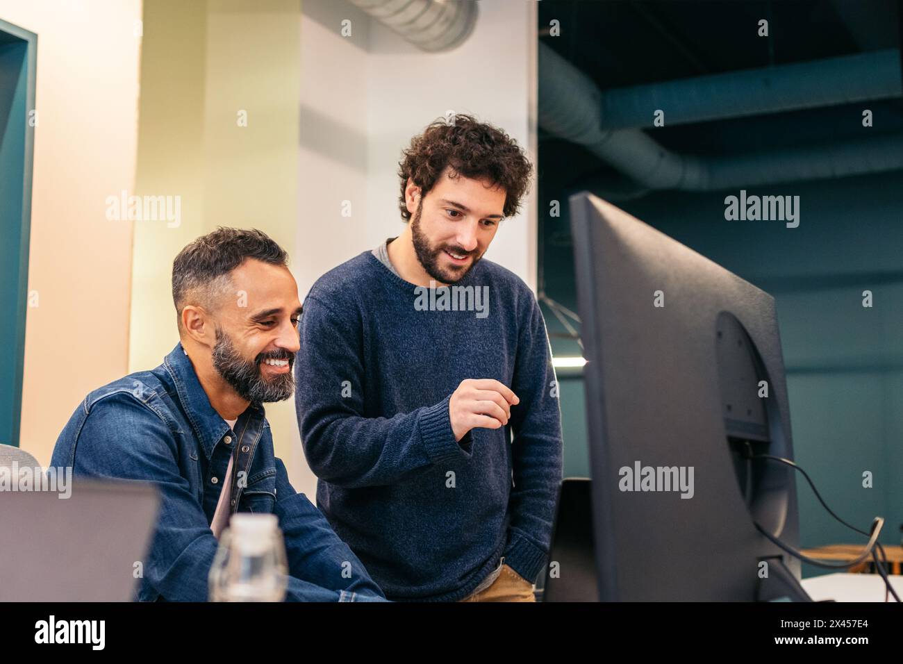 Groupe de personnes de différentes races travaillant concentré et heureux avec des ordinateurs portables dans un bureau de coworking Banque D'Images