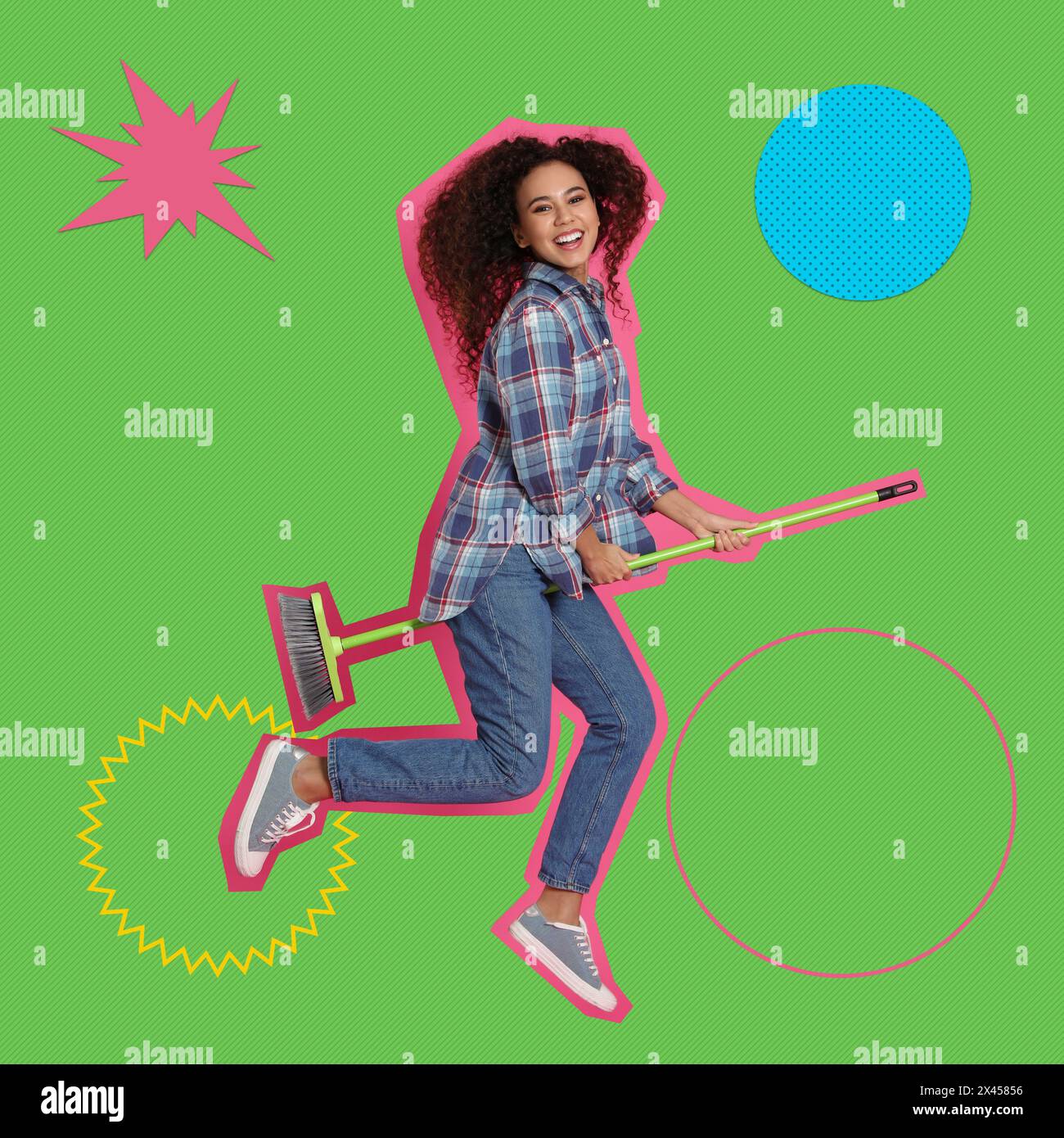 Affiche pop art. Belle femme avec balai sautant sur fond vert vif, style pin up Banque D'Images