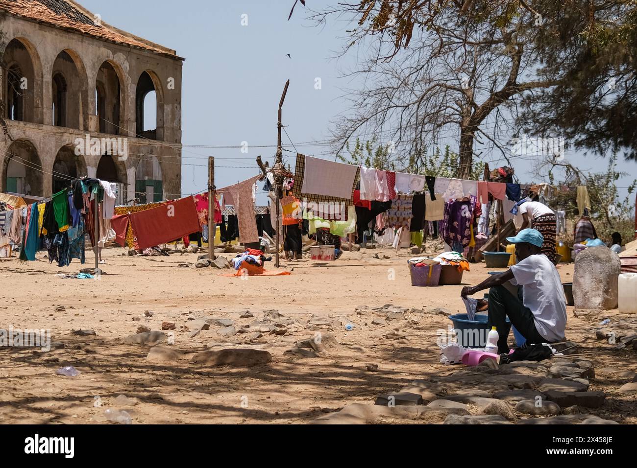Goree, Sénégal. 23 avril 2024. © Nicolas Remene/le Pictorium/MAXPPP - Goree 23/04/2024 Nicolas Remene/le Pictorium - 23/04/2024 - Senegal/Dakar/Goree - des familles font secher du linge dans la cour de l'ancien hopital de Goree, le 23 avril 2024. - Valeurs ACtuelles out, no jdd, jdd out, RUSSIA OUT, NO RUSSIA #norussia/23/04/2024 - Sénégal/Dakar/île de Goree - familles séchant le linge dans la cour de l'ancien hôpital de Goree, 23 avril 2024. Crédit : MAXPPP/Alamy Live News Banque D'Images