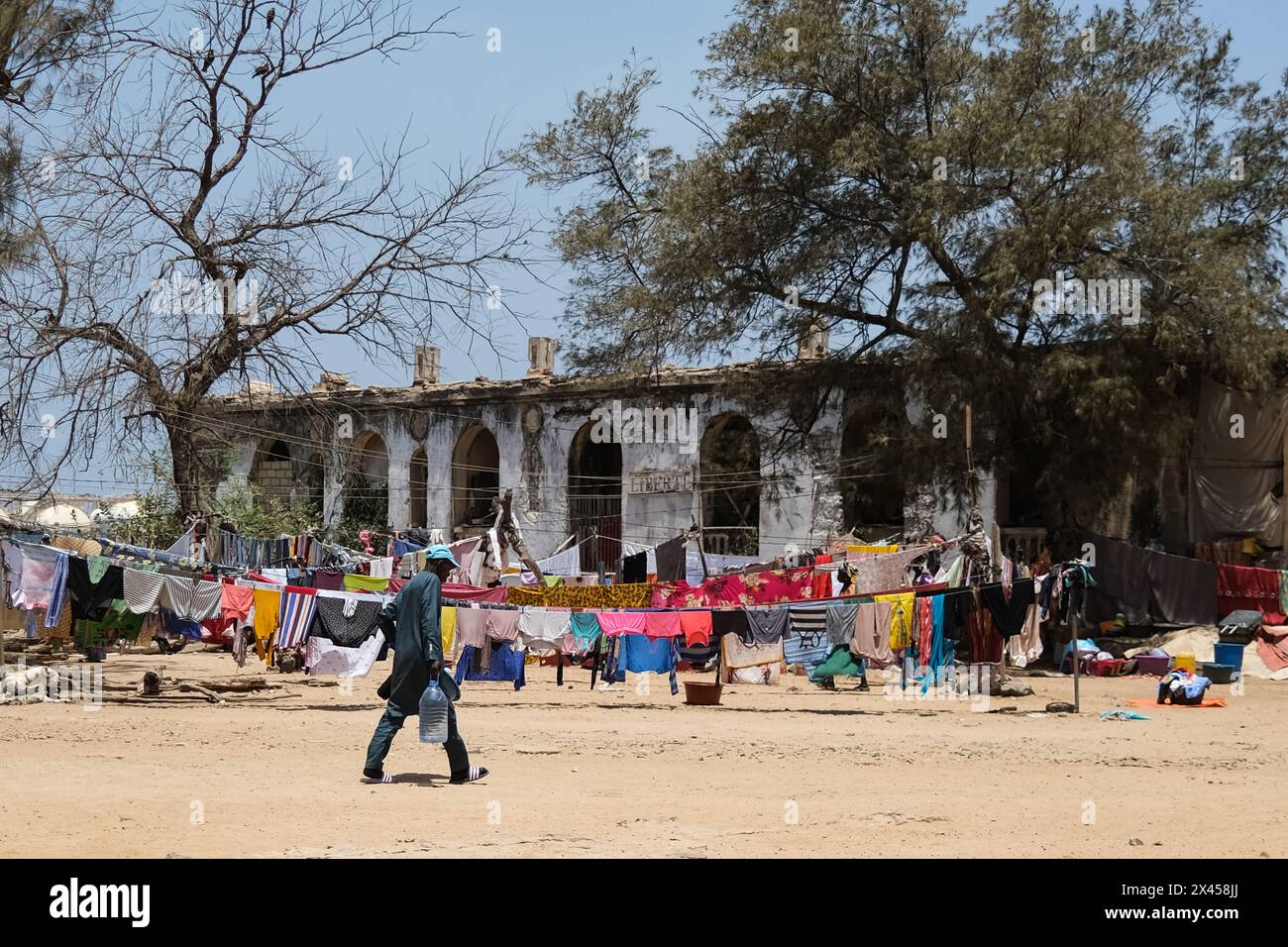 Goree, Sénégal. 23 avril 2024. © Nicolas Remene/le Pictorium/MAXPPP - Goree 23/04/2024 Nicolas Remene/le Pictorium - 23/04/2024 - Senegal/Dakar/Goree - des familles font secher du linge dans la cour de l'ancien hopital de Goree, le 23 avril 2024. - Valeurs ACtuelles out, no jdd, jdd out, RUSSIA OUT, NO RUSSIA #norussia/23/04/2024 - Sénégal/Dakar/île de Goree - familles séchant le linge dans la cour de l'ancien hôpital de Goree, 23 avril 2024. Crédit : MAXPPP/Alamy Live News Banque D'Images