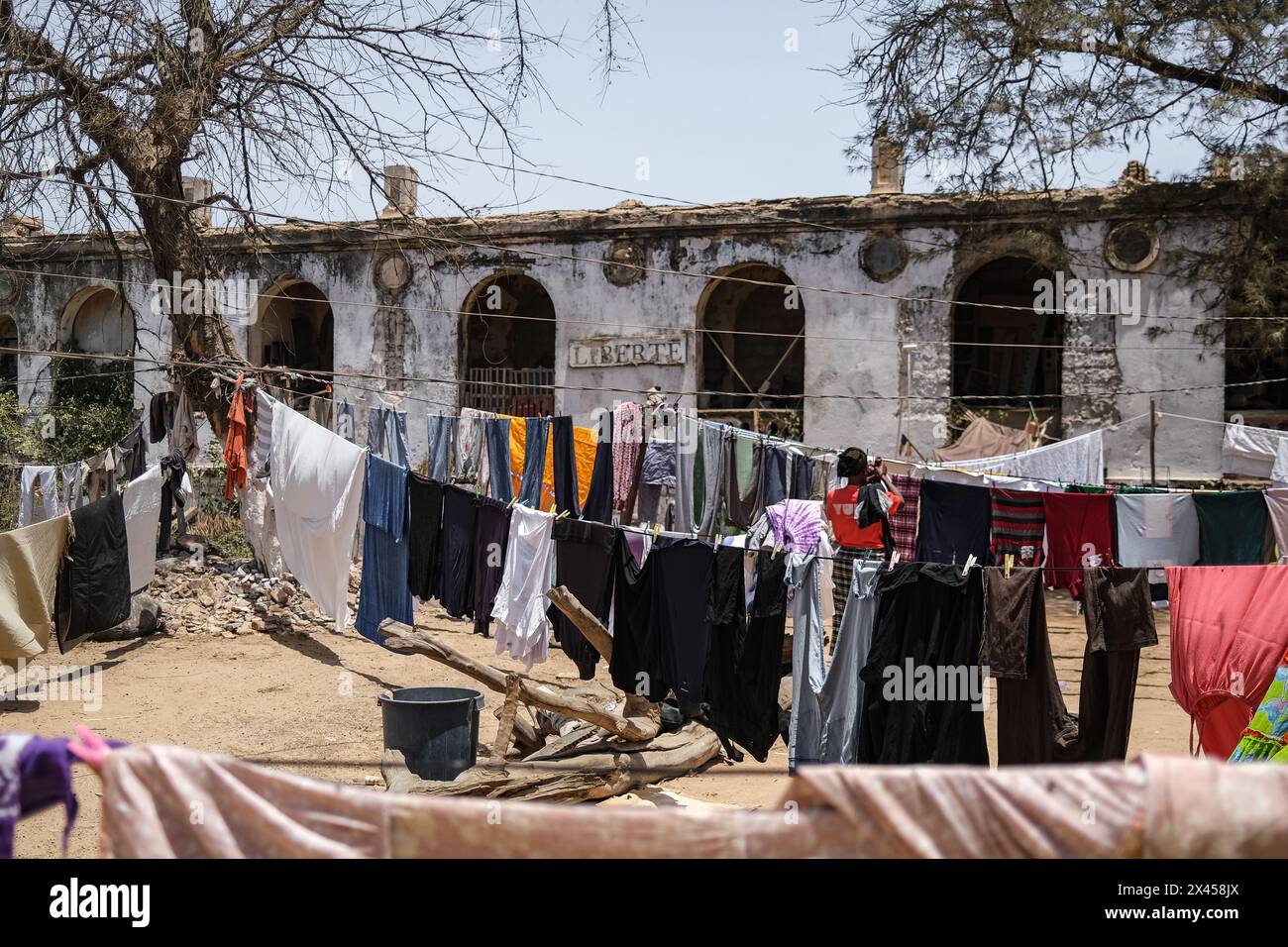 Goree, Sénégal. 23 avril 2024. © Nicolas Remene/le Pictorium/MAXPPP - Goree 23/04/2024 Nicolas Remene/le Pictorium - 23/04/2024 - Senegal/Dakar/Goree - des familles font secher du linge dans la cour de l'ancien hopital de Goree, le 23 avril 2024. - Valeurs ACtuelles out, no jdd, jdd out, RUSSIA OUT, NO RUSSIA #norussia/23/04/2024 - Sénégal/Dakar/île de Goree - familles séchant le linge dans la cour de l'ancien hôpital de Goree, 23 avril 2024. Crédit : MAXPPP/Alamy Live News Banque D'Images