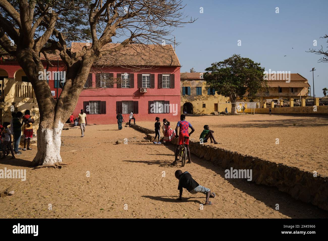 Nicolas Remene/le Pictorium - Ile de Goree au, Sénégal. 23 avril 2024. Sénégal/Dakar/île de Goree - des jeunes jouent au foot sur le terrain devant l’ancien hôpital de Goree le 23 avril 2024. Crédit : LE PICTORIUM/Alamy Live News Banque D'Images