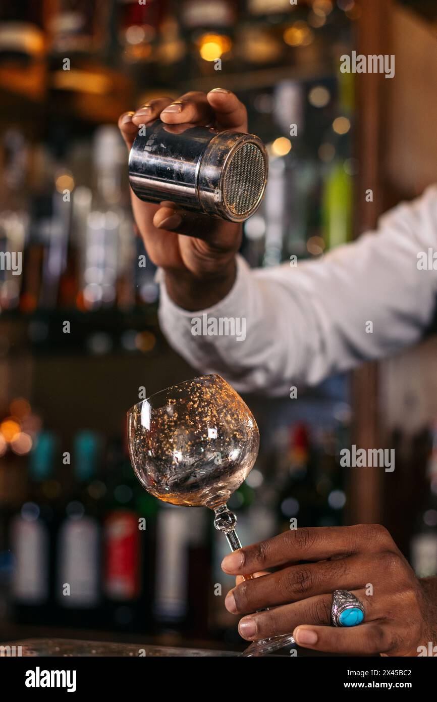 La magie du mix : un barman mêle ses meilleures créations avec flair Banque D'Images