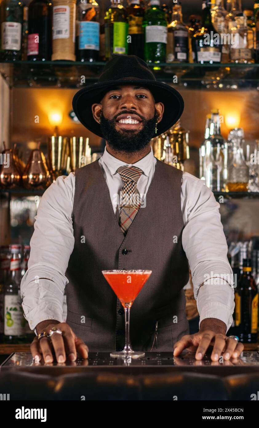 La magie du mix : un barman préparant ses meilleures créations Banque D'Images