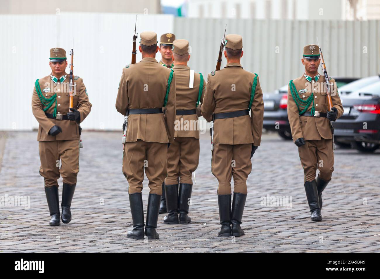 Budapest, Hongrie - 22 juin 2018 : les gardes nationaux défilent devant le palais de Sándor, la résidence officielle du président de la Hongrie, et le s. Banque D'Images