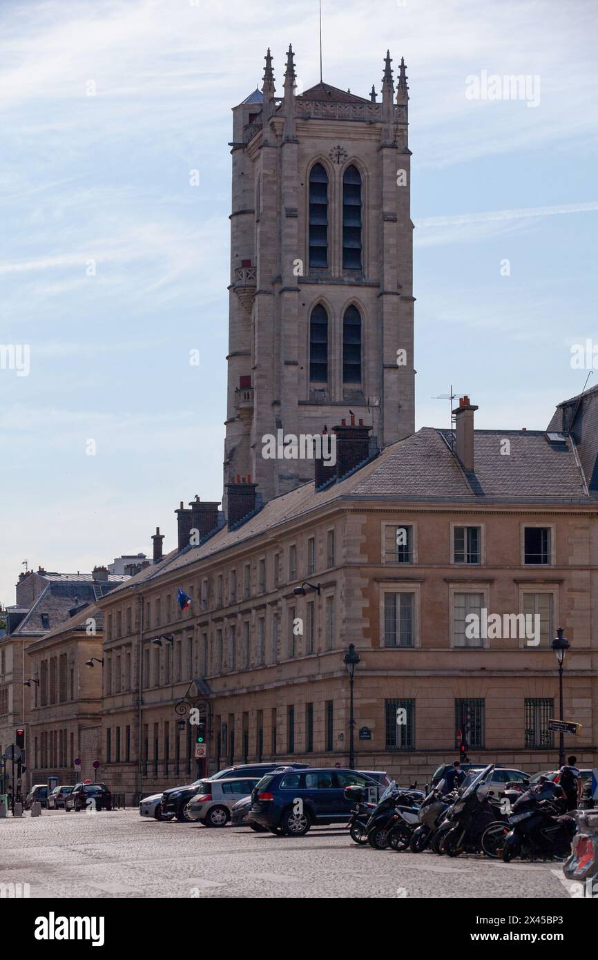 Paris, France - juillet 07 2017 : la Tour Clovis est le clocher de l'ancienne abbaye royale de Sainte-Geneviève, au cœur du quartier Latin de Paris. Banque D'Images