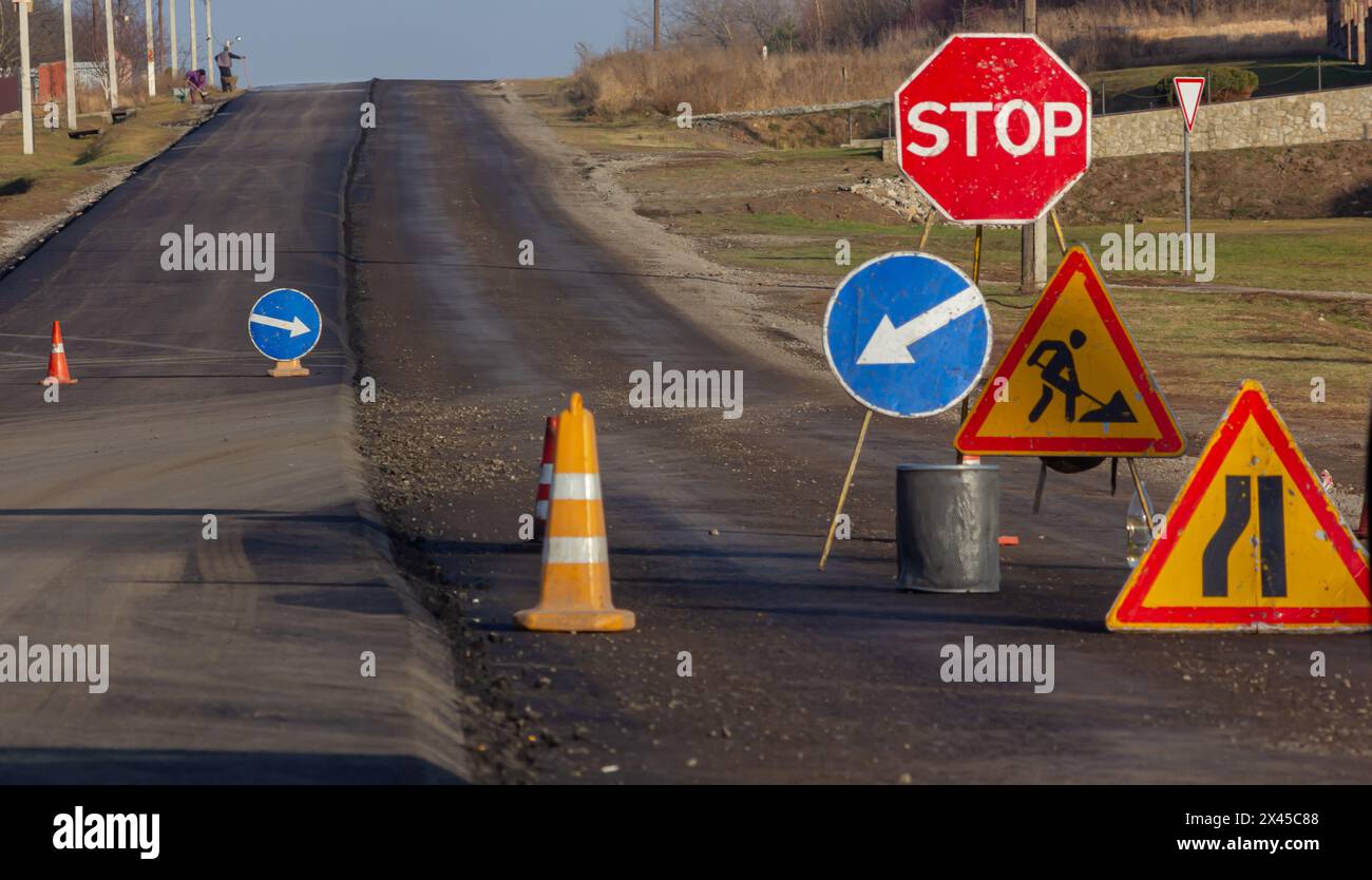 Embouteillage sur les voitures de route très fréquentées dans la rangée . Banque D'Images