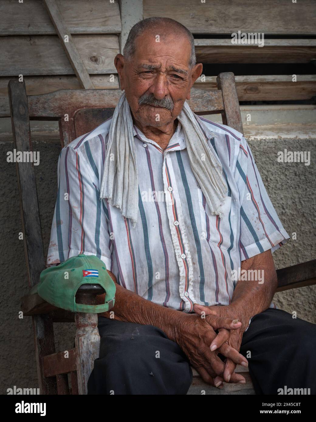 Un vieil homme très expressif était assis sur son porche pour que nous puissions photographier près de Vinales, Cuba Banque D'Images