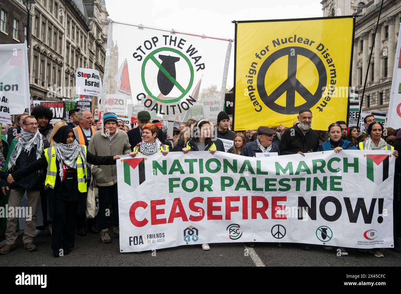Le 27 avril, des milliers de personnes, dont beaucoup sont juives, se sont rassemblées sur la place du Parlement pour marcher vers Hyde Park, protestant contre le bombardement israélien de Gaza. Banque D'Images