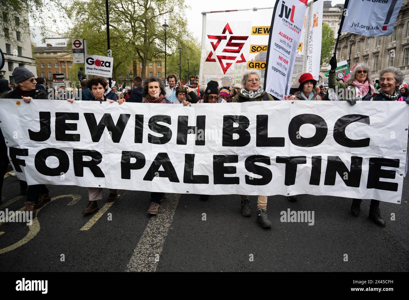 Le 27 avril, des milliers de personnes, dont beaucoup sont juives, se sont rassemblées sur la place du Parlement pour marcher vers Hyde Park, protestant contre le bombardement israélien de Gaza. Banque D'Images