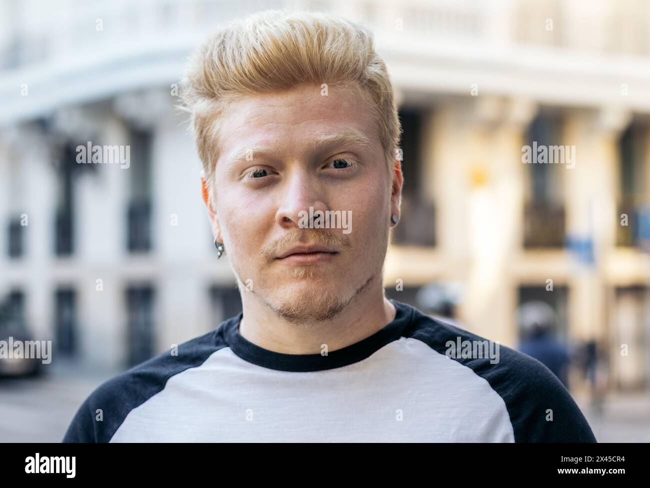 Portrait d'un jeune latin albinos avec des vêtements blancs dans la ville Banque D'Images
