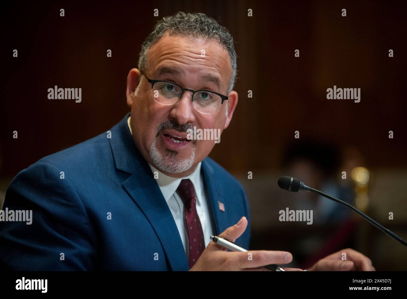 Miguel Cardona, secrétaire du Département de l'éducation DES ÉTATS-UNIS, comparaît devant un comité des crédits du Sénat - sous-comité du travail, de la santé et des services sociaux, et de l'éducation, audience pour examiner les prévisions budgétaires et la justification pour l'exercice financier 2025 du ministère de l'éducation, dans l'édifice des bureaux du Sénat Dirksen à Washington, DC, le mardi 30 avril 2024. Crédit : Rod Lamkey/CNP/MediaPunch Banque D'Images