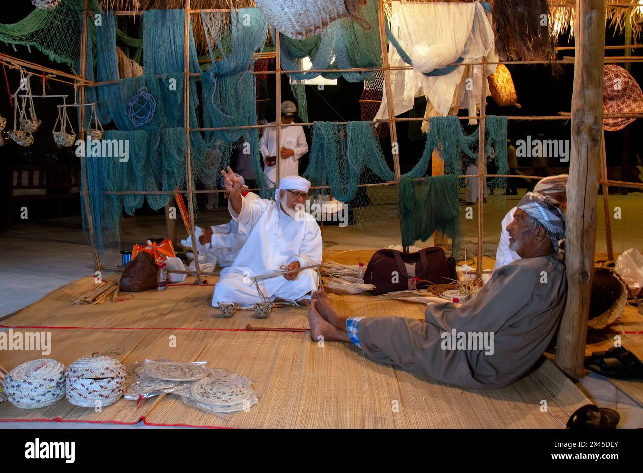 Artisan koweïtiens faisant des paniers de pêche traditionnels pendant le boutre festival à Katara beach. Banque D'Images