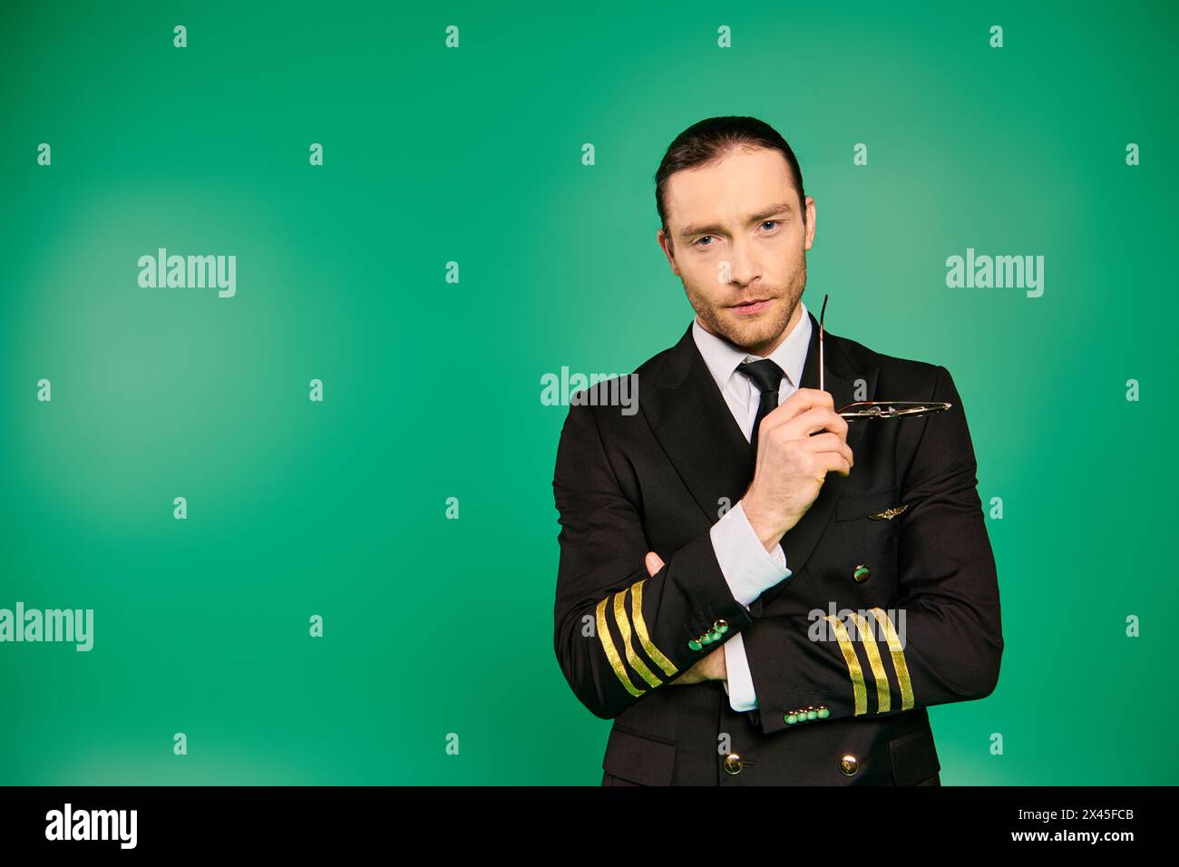 Beau pilote dans des verres uniformes noirs. Banque D'Images