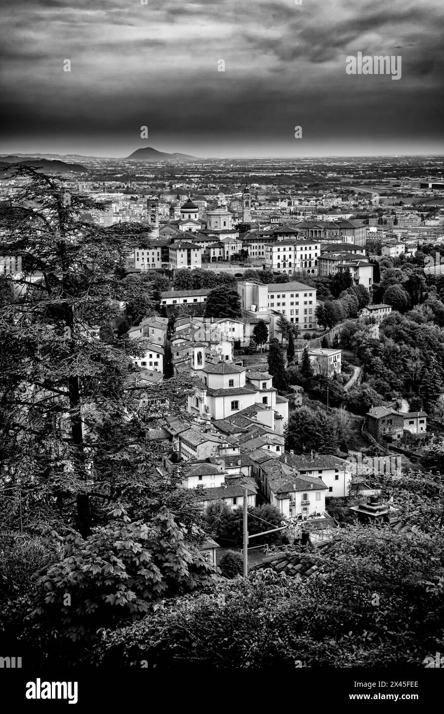 Vue de Citta Alta depuis Torre Castello San Vigilio, Bergame, Lombardie, Italie. Avril 2023 Banque D'Images