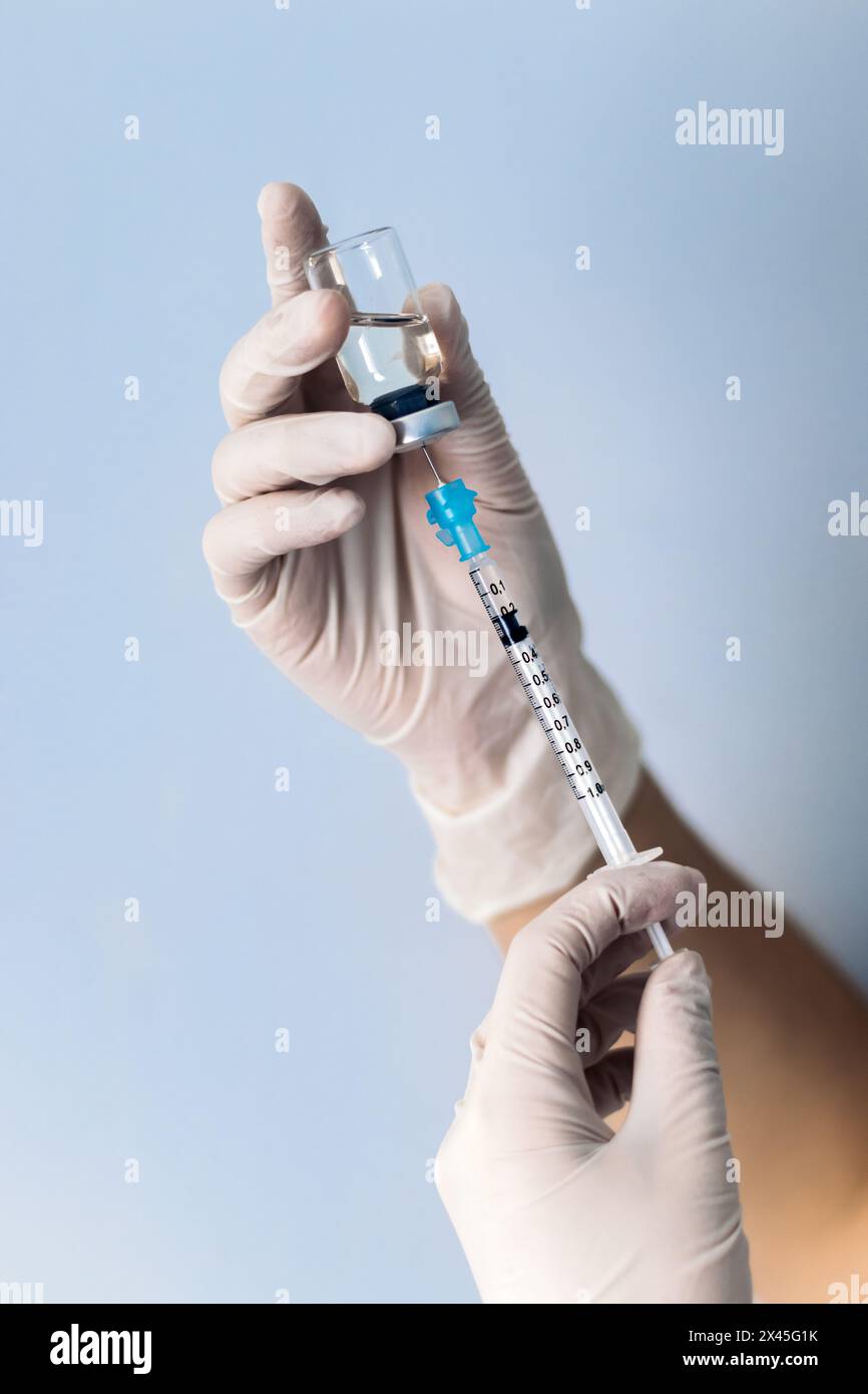 Seringue à main avec vaccin. Covid-19 Banque D'Images