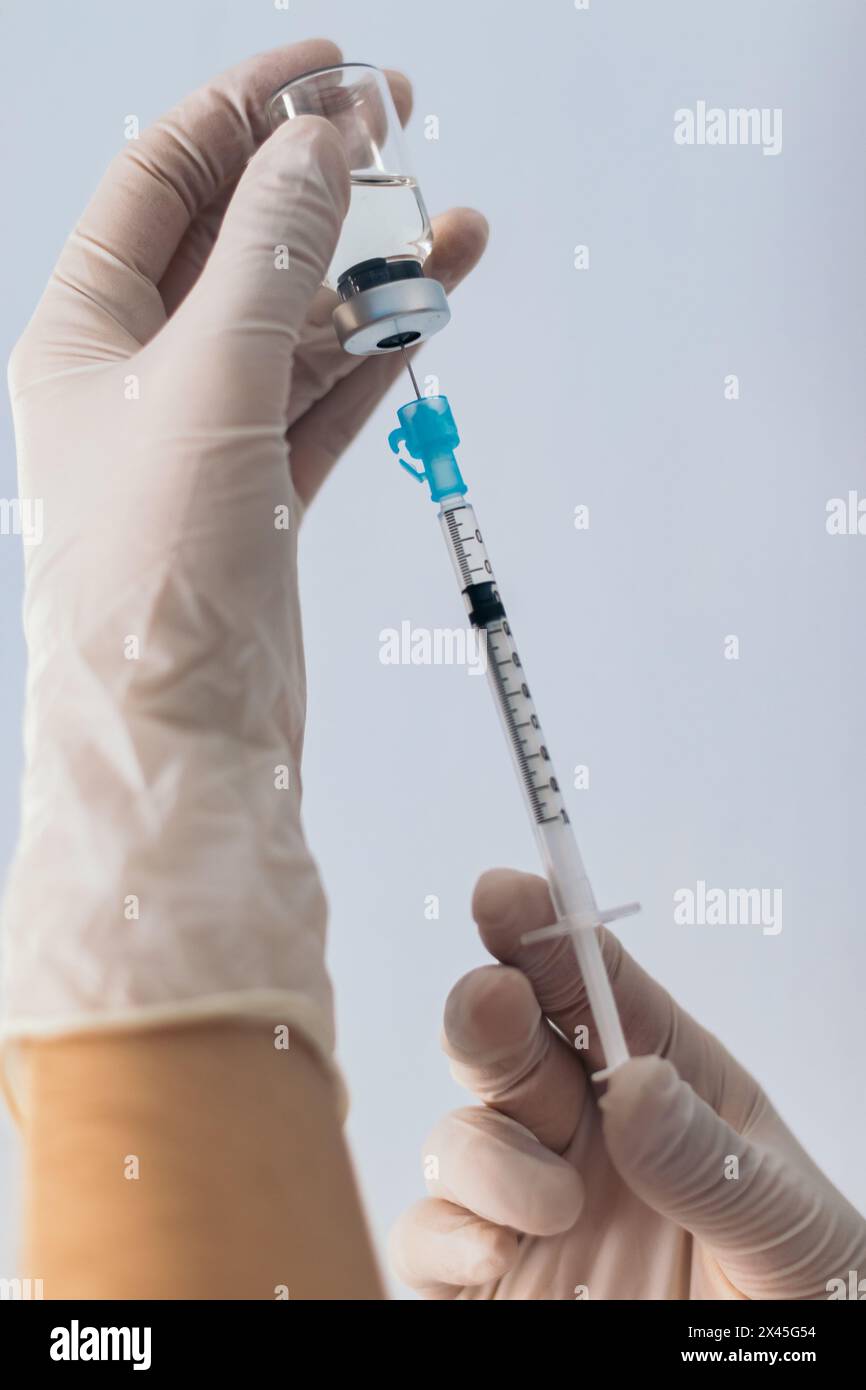 Seringue à main avec vaccin. Gros plan. Concept de vaccination, santé. Covid-19 Banque D'Images