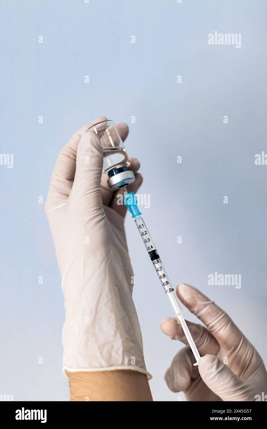 Seringue à main avec vaccin. Concept de vaccination. Covid-19 Banque D'Images