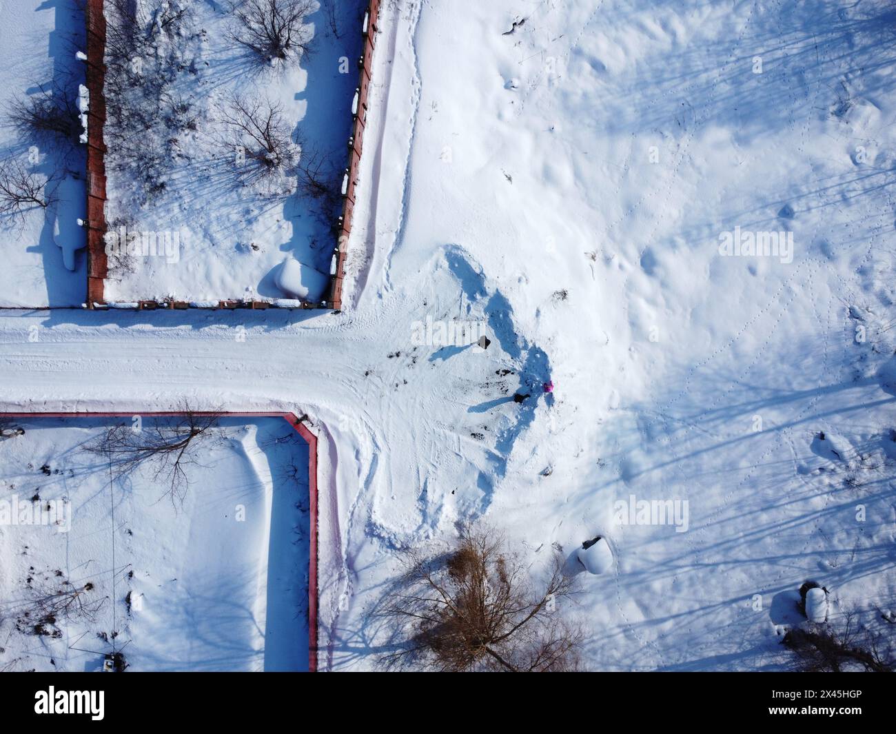 Vidéo hivernale d'un village par drone. Vue de dessus du sol enneigé Banque D'Images