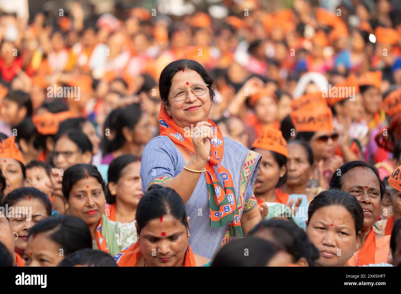 Guwahati, Assam, Inde, le 30 avril 2024. Les partisans du Bharatiya Janata Party (BJP) écoutent le premier ministre de l'Assam, Himanta Biswa Sarma, lors d'un rassemblement public, en prévision de la troisième phase des élections générales, à Guwahati, Assam, en Inde, le 30 avril 2024. Crédit : David Talukdar/Alamy Live News Banque D'Images