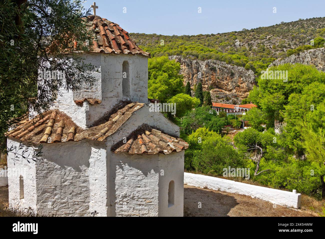 La petite chapelle grecque orthodoxe de Saint Jean Kalyvite (Agios Ioannis), un naydrium monobloc à trois conques en dôme du Xe siècle, à Salamina Banque D'Images