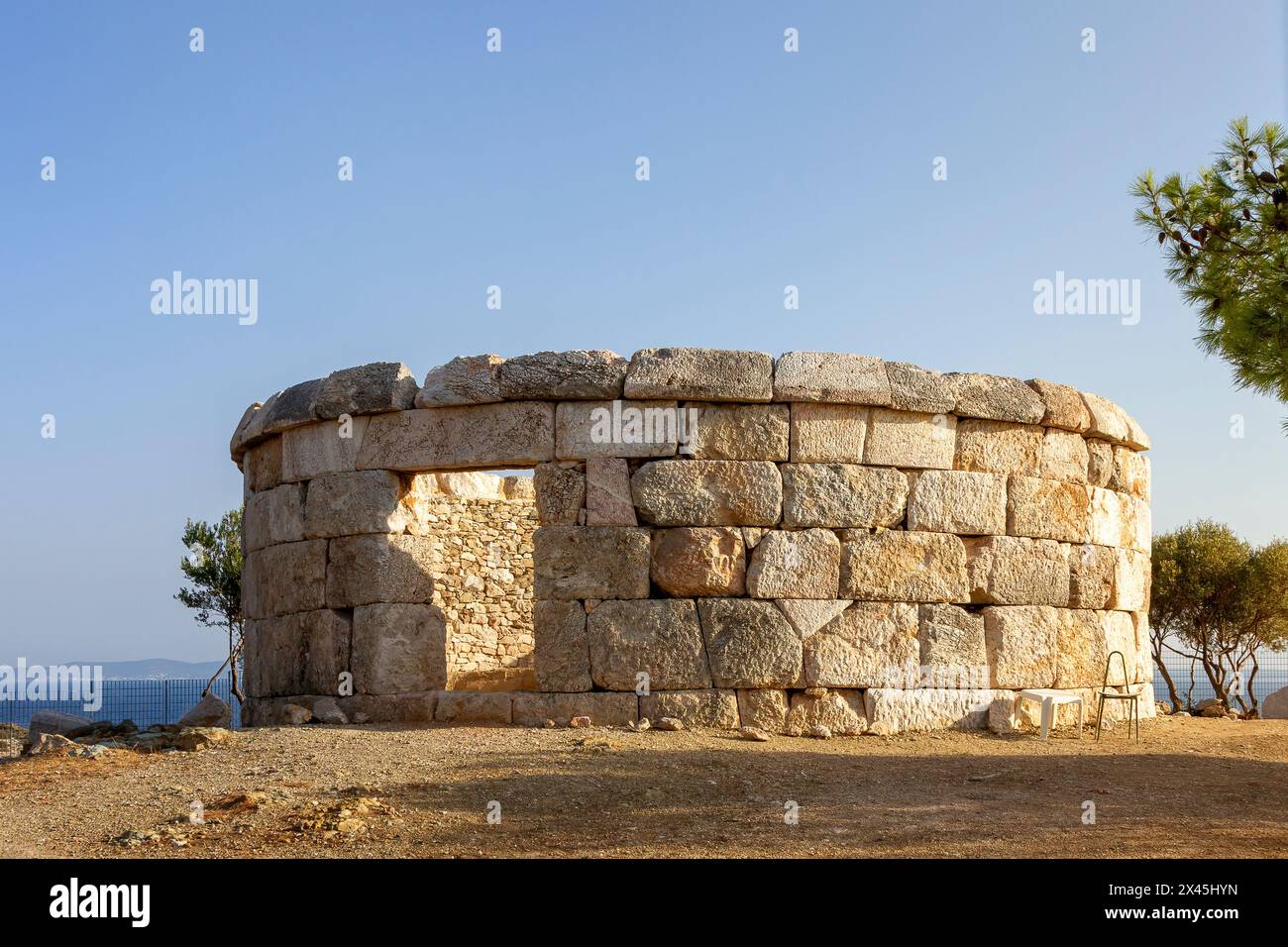 Ancien monument funéraire circulaire du 4ème c. av. J.-C., de 3,5 mètres de haut et 10.7m de diamètre, sur l'île de Salamis, Grèce, Europe. Banque D'Images