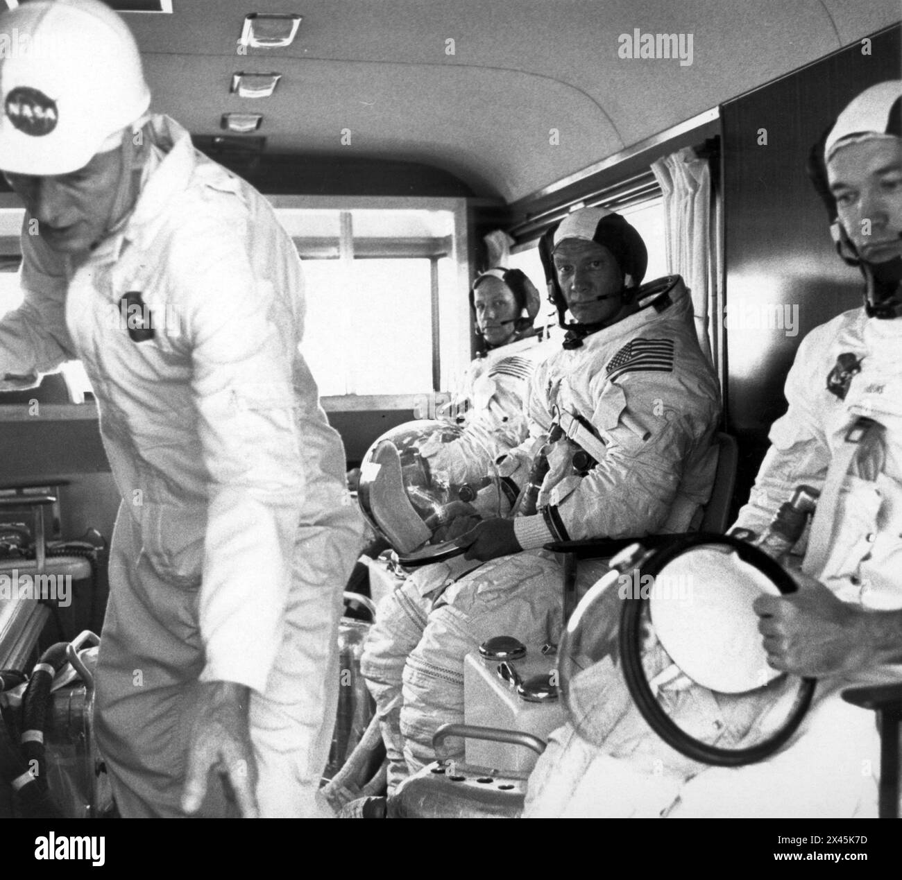 Neil Armstrong, Edwin Aldrin et Michael Collins, vêtus de combinaisons spatiales, montent dans la camionnette jusqu'à l'aire de lancement pour participer à la démonstration du compte à rebours Banque D'Images