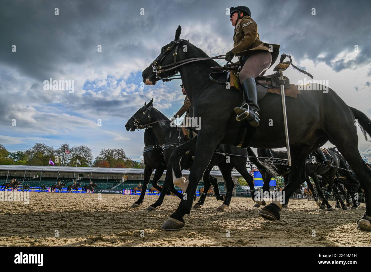 Windsor, Royaume-Uni. 30 avril 2024. Membres de la Royal Horse Artillery de la troupe du roi lors de la répétition de la musical Drive pendant le Royal Windsor Horse Show en partenariat avec Defender, qui a eu lieu dans le domaine privé du château de Windsor à Windsor dans le Berkshire au Royaume-Uni entre le 1er et le 5 mai 2024 crédit: Peter Nixon / Alamy Live News Banque D'Images