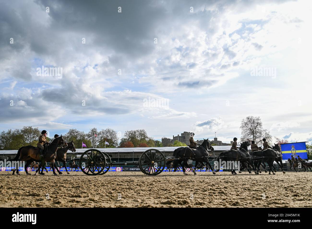 Windsor, Royaume-Uni. 30 avril 2024. Membres de la Royal Horse Artillery de la troupe du roi lors de la répétition de la musical Drive pendant le Royal Windsor Horse Show en partenariat avec Defender, qui a eu lieu dans le domaine privé du château de Windsor à Windsor dans le Berkshire au Royaume-Uni entre le 1er et le 5 mai 2024 crédit: Peter Nixon / Alamy Live News Banque D'Images