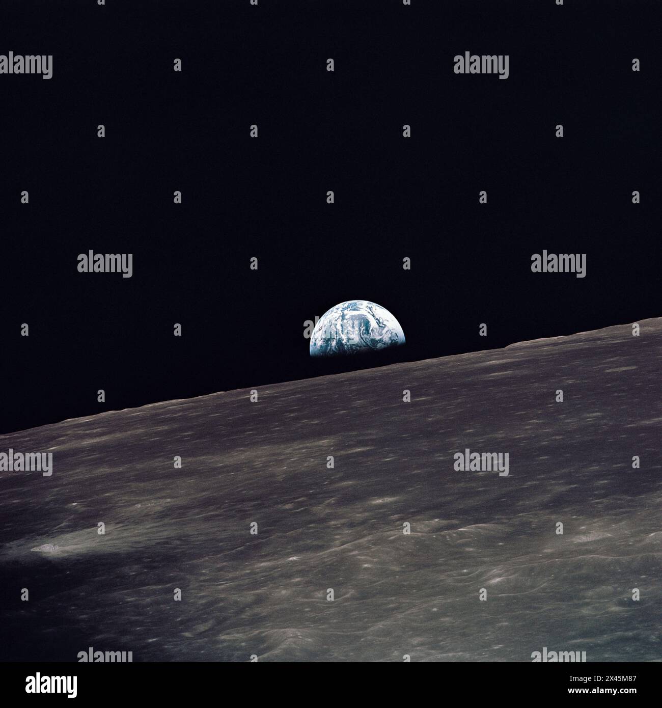 Apollo 10 vue de la Terre s'élevant au-dessus de l'horizon lunaire 1969 Banque D'Images