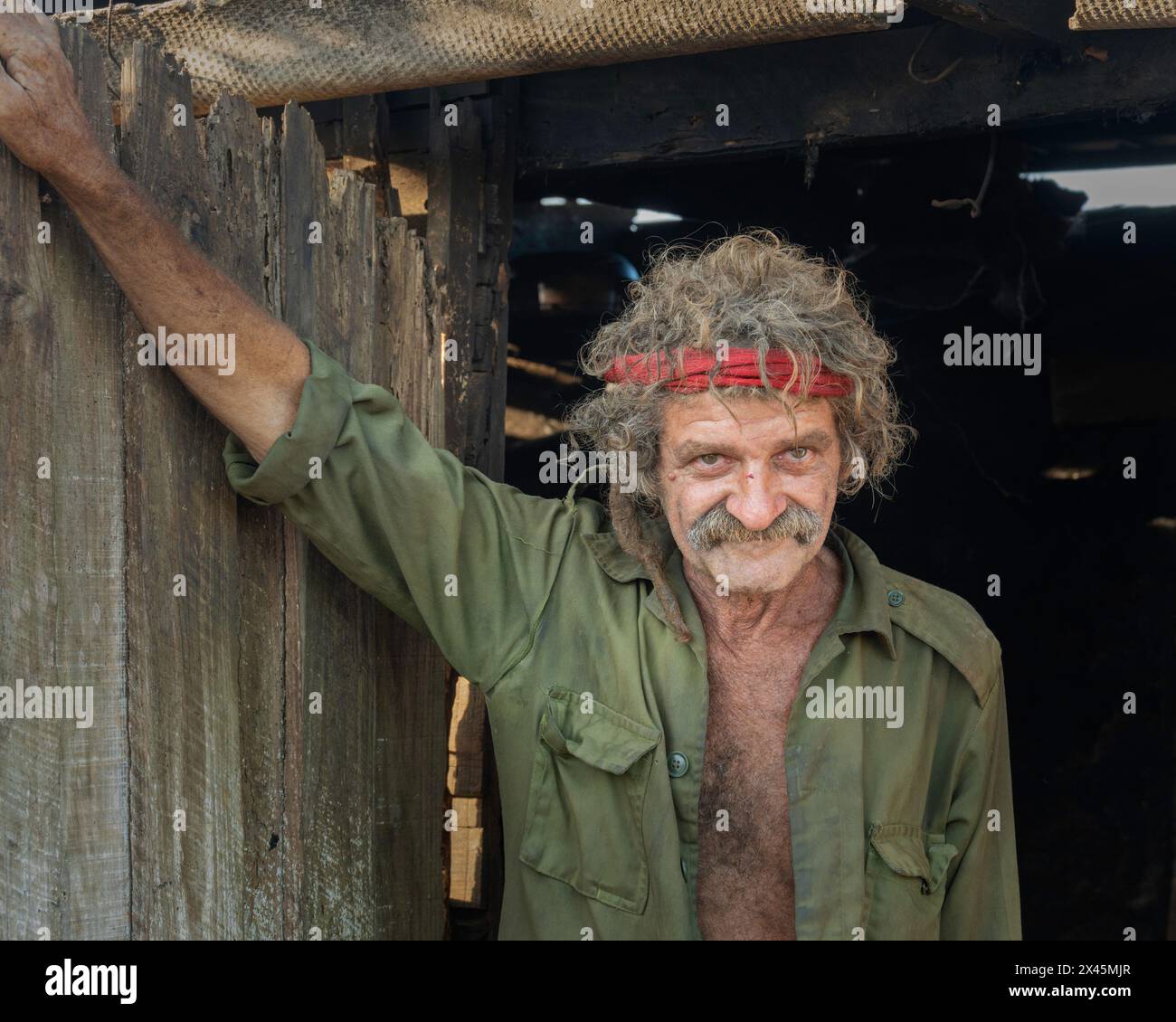 Un ouvrier agricole debout près d'une grange pour sa photo à prendre dans une ferme près de Vinales, Cuba Banque D'Images