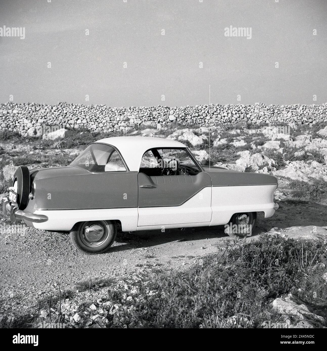 1960s, crète ? malte, mec, conduite à droite, colonie britannique ? Peut-être une voiture de ZIL...russian Banque D'Images