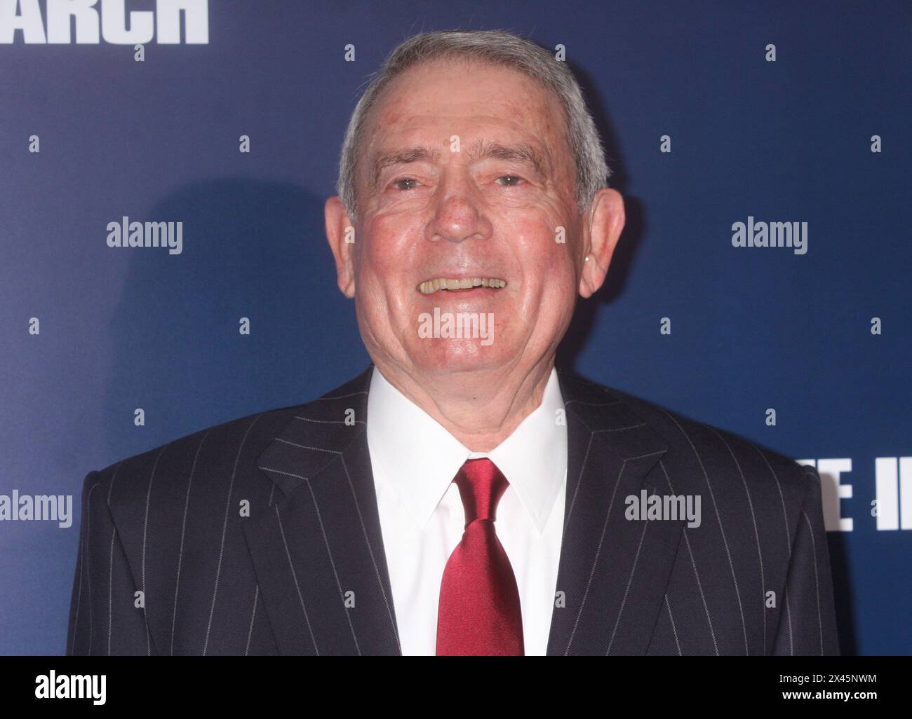 DaN Rather assiste à la première de Columbia Pictures, The Ides of March, au Ziegfeld Theater de New York, le 5 octobre 2011. Crédit photo : Henry McGee/MediaPunch Banque D'Images