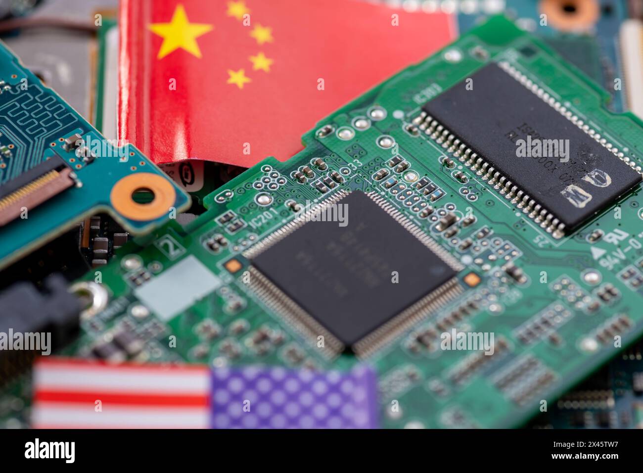 Un concept économique politique technologique avec le drapeau national chinois et américain une carte de circuits imprimés à semi-conducteurs. Banque D'Images