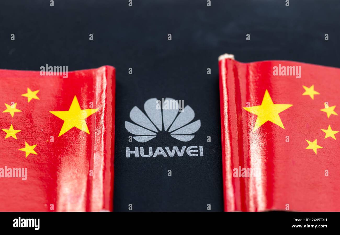 Londres. UK- 04.26.2024. Un concept technologique chinois avec le logo de Huawei au milieu de deux drapeaux nationaux chinois. Banque D'Images