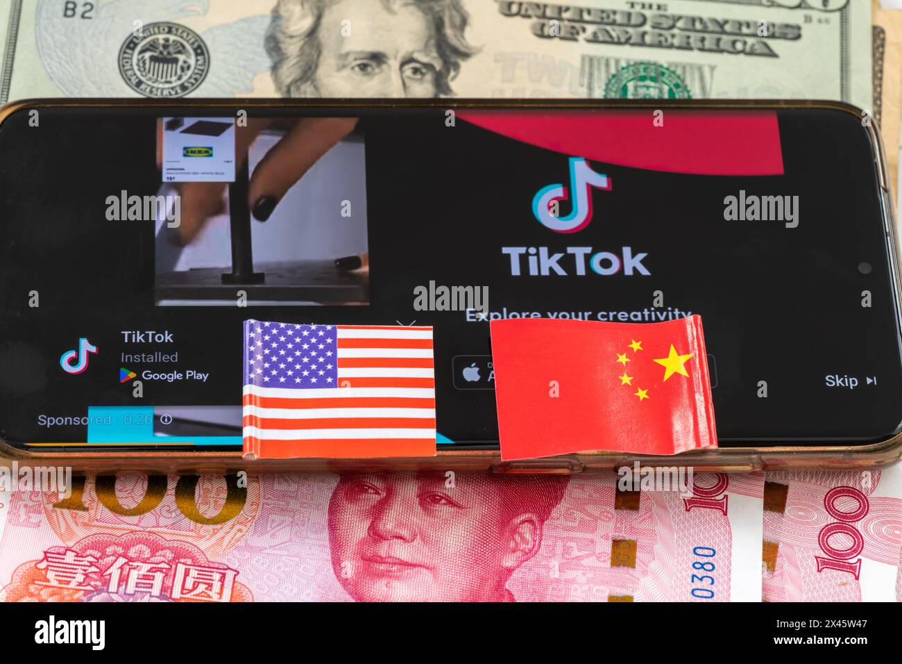 Londres. UK- 04.26.2024. Une interdiction TikTok, concept technologique politique et économique. Un téléphone mobile avec l'application chinoise sur l'écran au-dessus de chinois et U. Banque D'Images