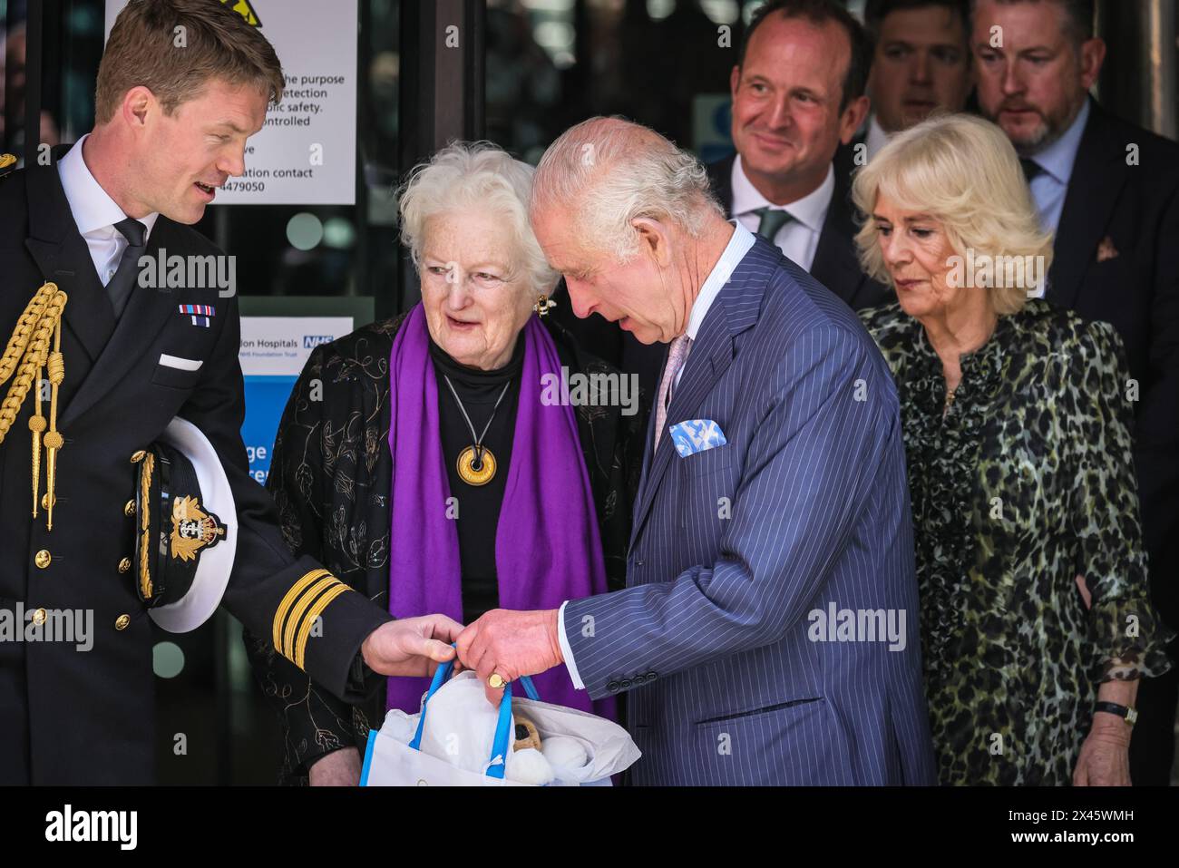 Londres, Royaume-Uni. 30 avril 2024. SAR le Roi Charles III et SAR la Reine Camilla visitent le Centre de cancérologie UCH Macmillan à Londres. C'est le premier engagement public dans une démarche du roi pour retourner au service public après son diagnostic de cancer. Crédit : Imageplotter/Alamy Live News Banque D'Images
