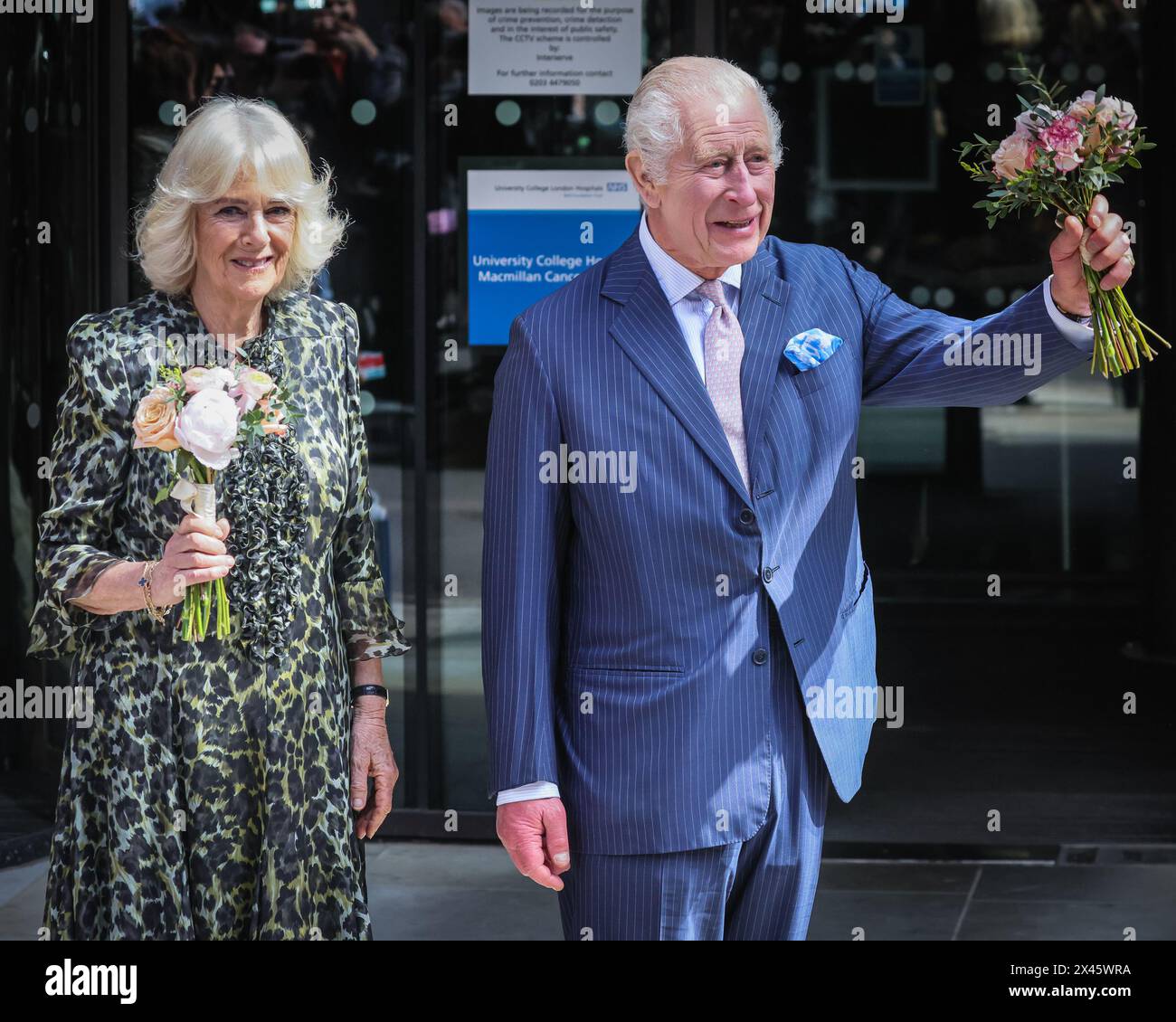 Londres, Royaume-Uni. 30 avril 2024. SAR le Roi Charles III et SAR la Reine Camilla visitent le Centre de cancérologie UCH Macmillan à Londres. C'est le premier engagement public dans une démarche du roi pour retourner au service public après son diagnostic de cancer. Crédit : Imageplotter/Alamy Live News Banque D'Images
