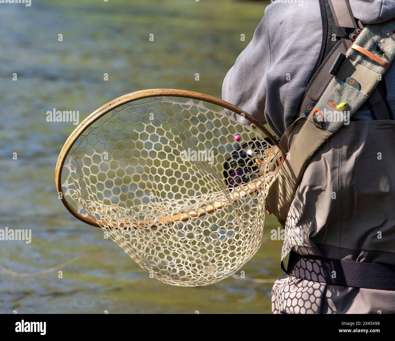 Pêcheur à la mouche tenant un filet de pêche Banque D'Images