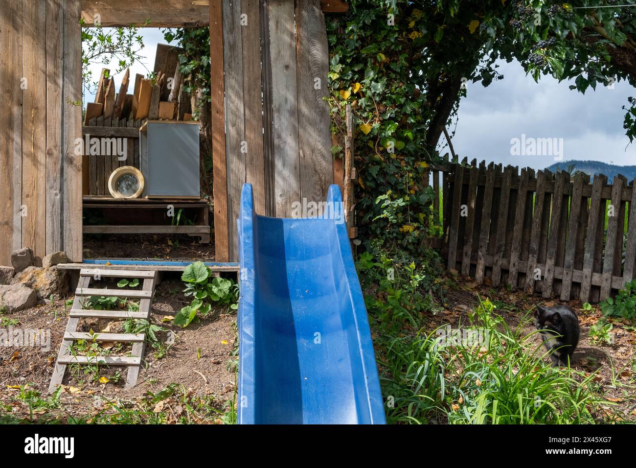 Aire de jeux pour enfants avec toboggan. Kinderspielplatz mit Rutsche Banque D'Images