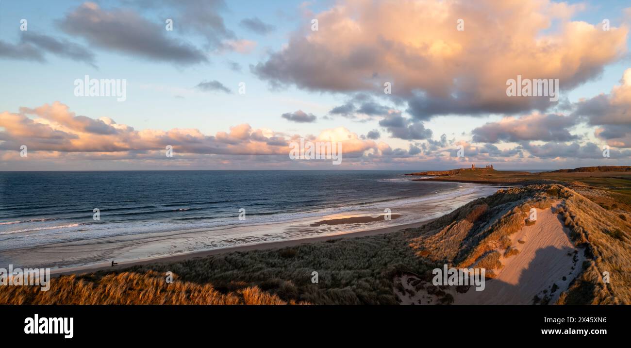 Vue panoramique aérienne sur les dunes de sable et la plage de sable à Embleton Bay et le château de Dunstanburgh sur le sentier de la côte d'Angleterre au coucher du soleil Banque D'Images