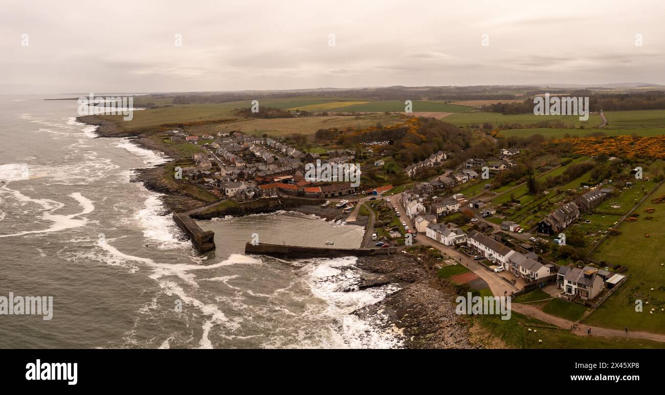 Panorama de paysage aérien du village de pêcheurs de Craster dans le Northumberland, célèbre pour ses kippers fumés Banque D'Images